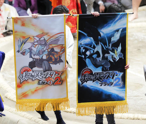 豊山と遠藤の一番で土俵を回る、ポケットモンスター「ホワイト2」（左）と「ブラック2」の懸賞旗（撮影・河田真司）