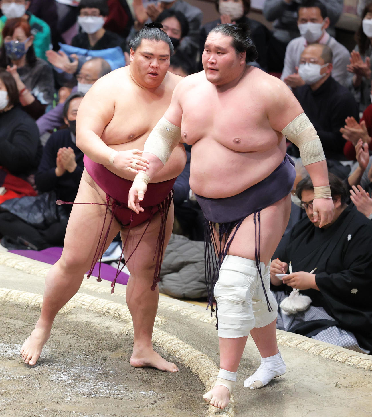 幕内優勝を決めた御嶽海（左）は照ノ富士の右腕に手を添える（撮影・河田真司）
