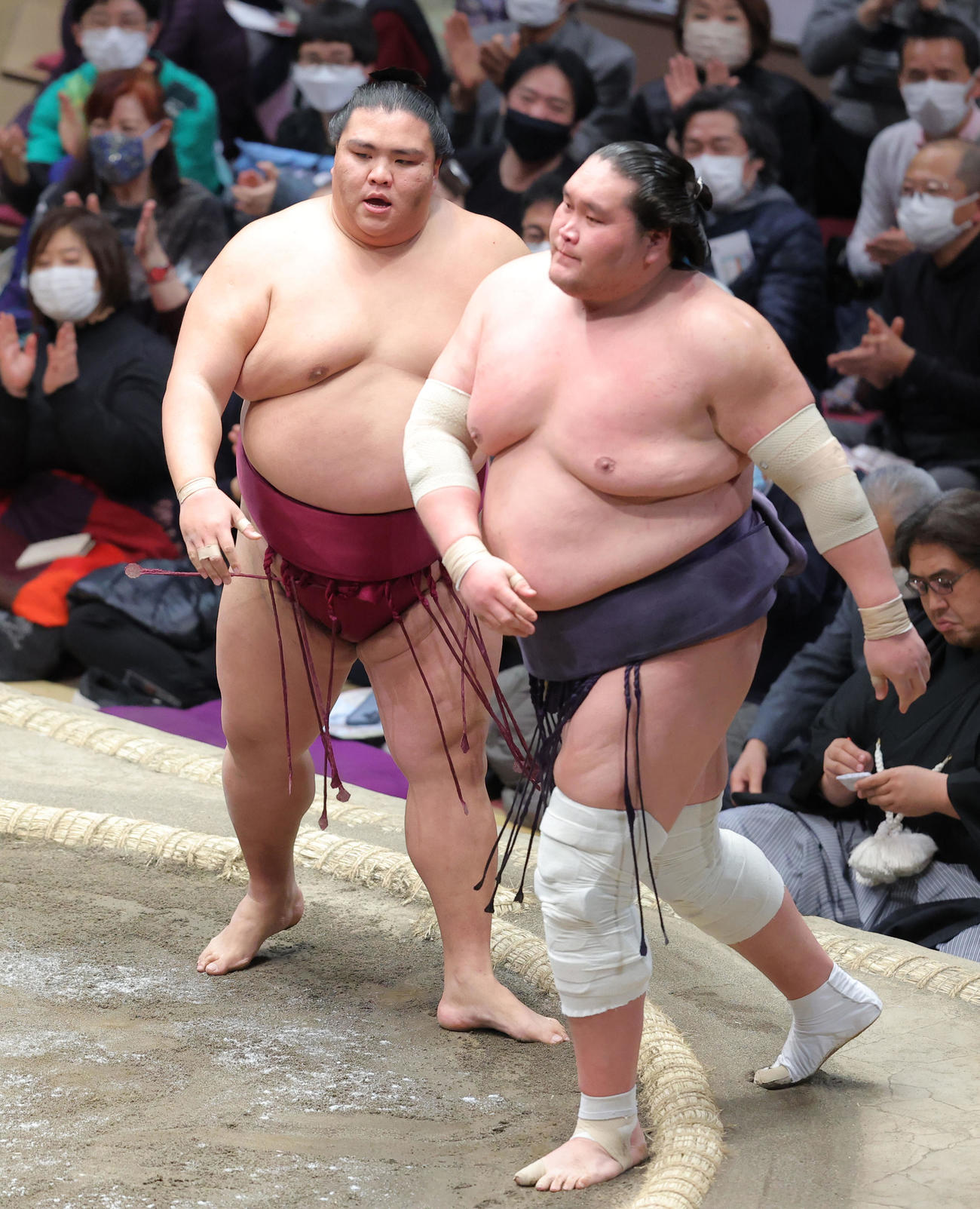 幕内優勝を決めた御嶽海（左）は照ノ富士の右腕に手を添えるが振り払われる（撮影・河田真司）