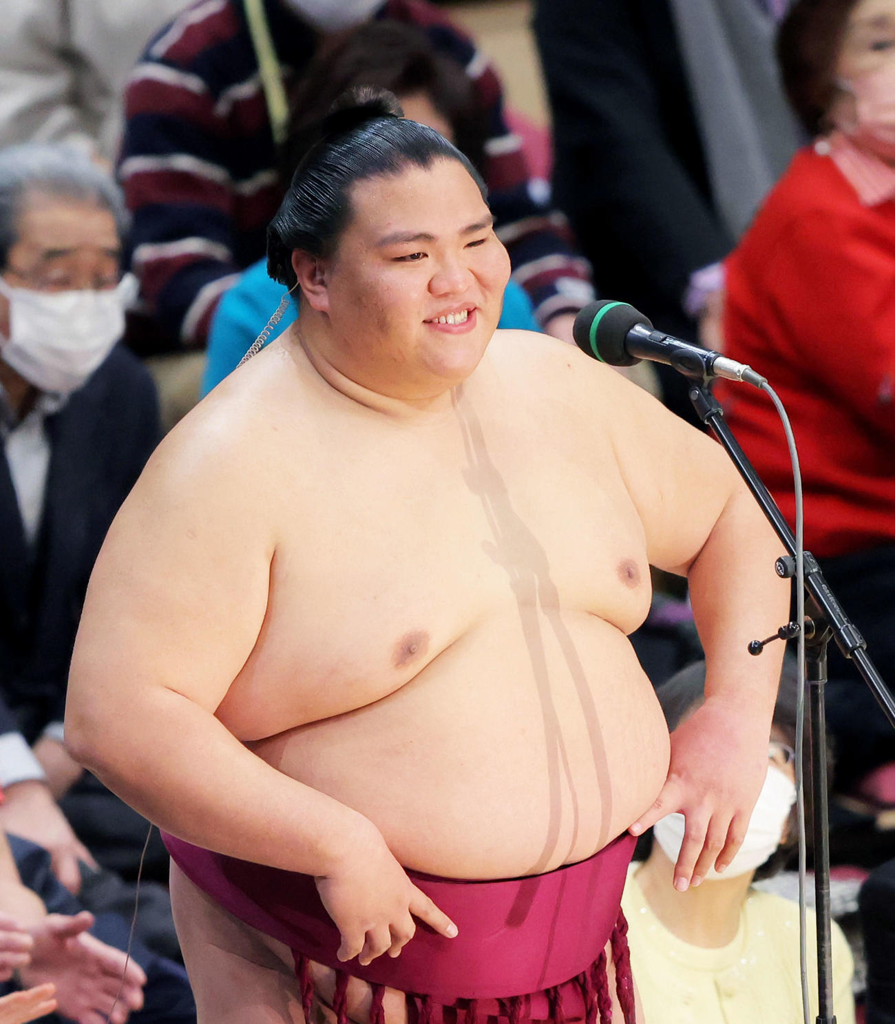優勝インタビューで笑顔を見せる御嶽海（撮影・河田真司）
