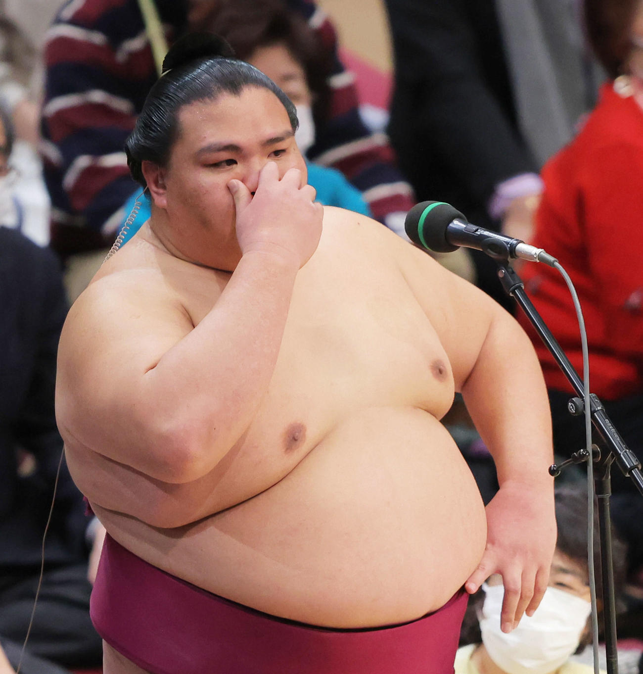 優勝インタビューで感極まる御嶽海（撮影・河田真司）