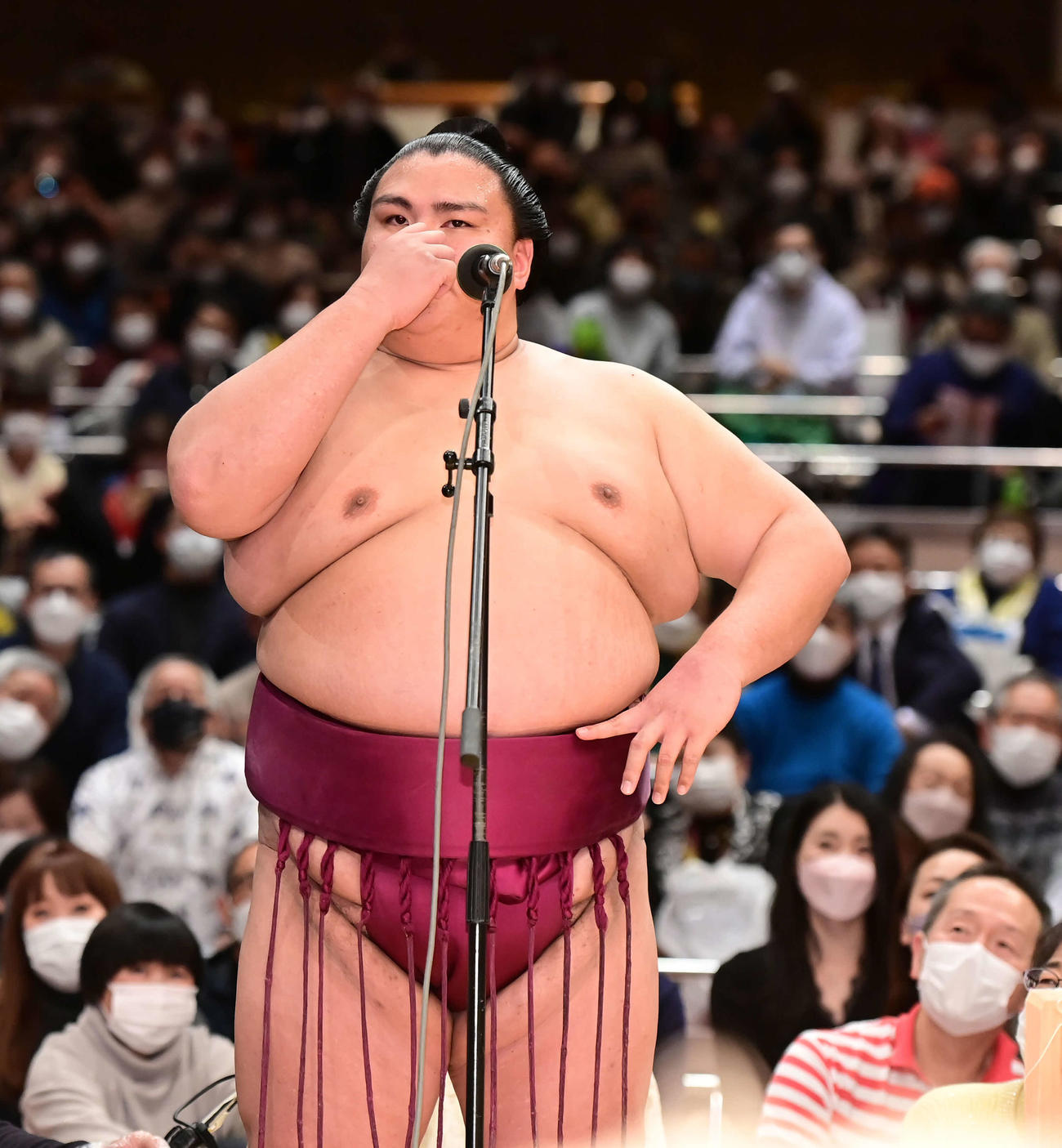 御嶽海は優勝インタビューで大関昇進をはかる臨時理事会が審判部から要請され事実上大関昇進が決まったことを伝えられると、目頭に手を当てる（撮影・小沢裕）