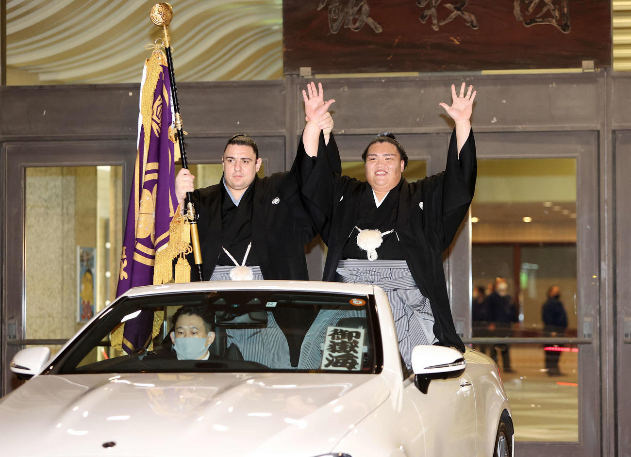 優勝した御嶽海（右）はオープンカーに乗って笑顔。旗手碧山（撮影・鈴木正人）