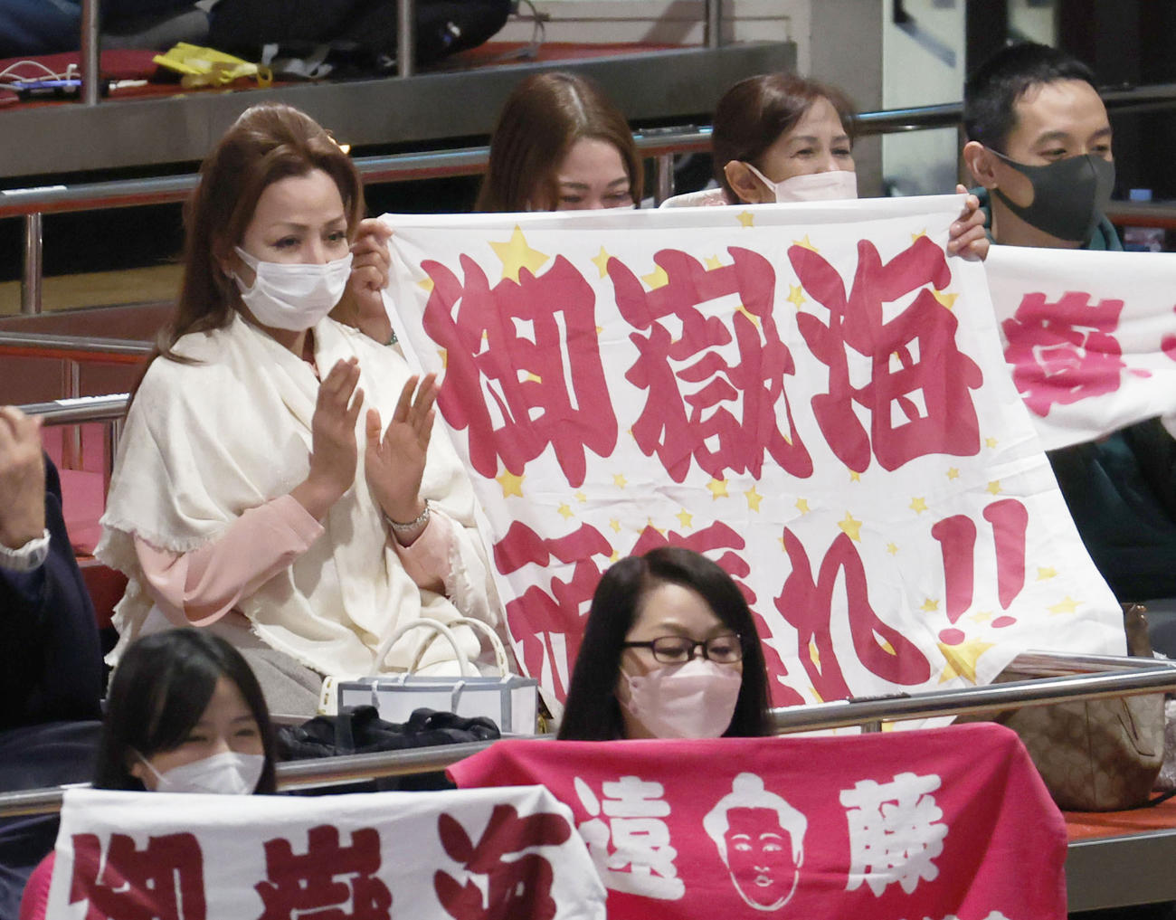 東京・両国国技館へ観戦に訪れた関脇御嶽海の母、大道マルガリータさん（左端）（共同）