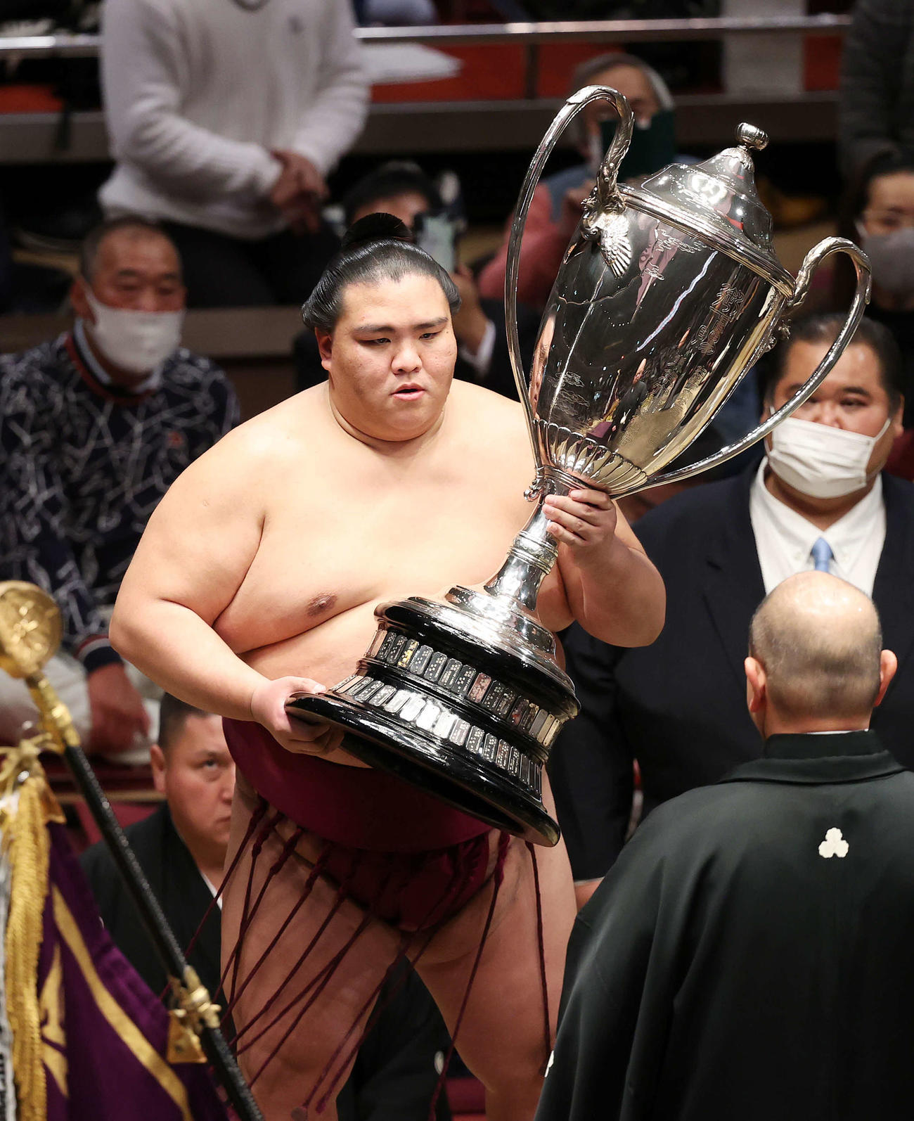 優勝賜杯を受け取る御嶽海（撮影・鈴木正人）