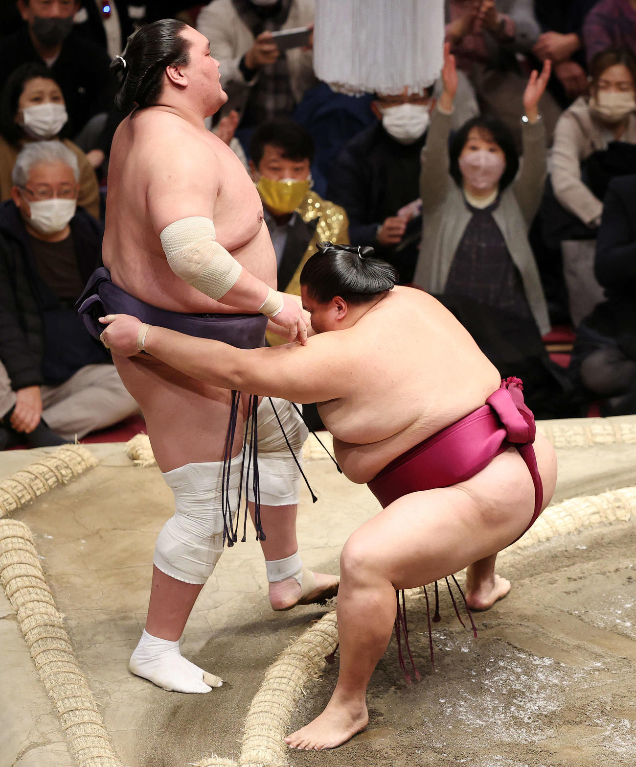 照ノ富士（左）を寄り切りで破る御嶽海（撮影・鈴木正人）