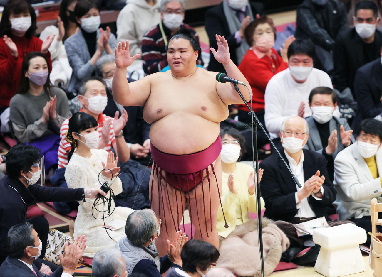 優勝インタビューで観客の拍手に応える御嶽海（撮影・河田真司）