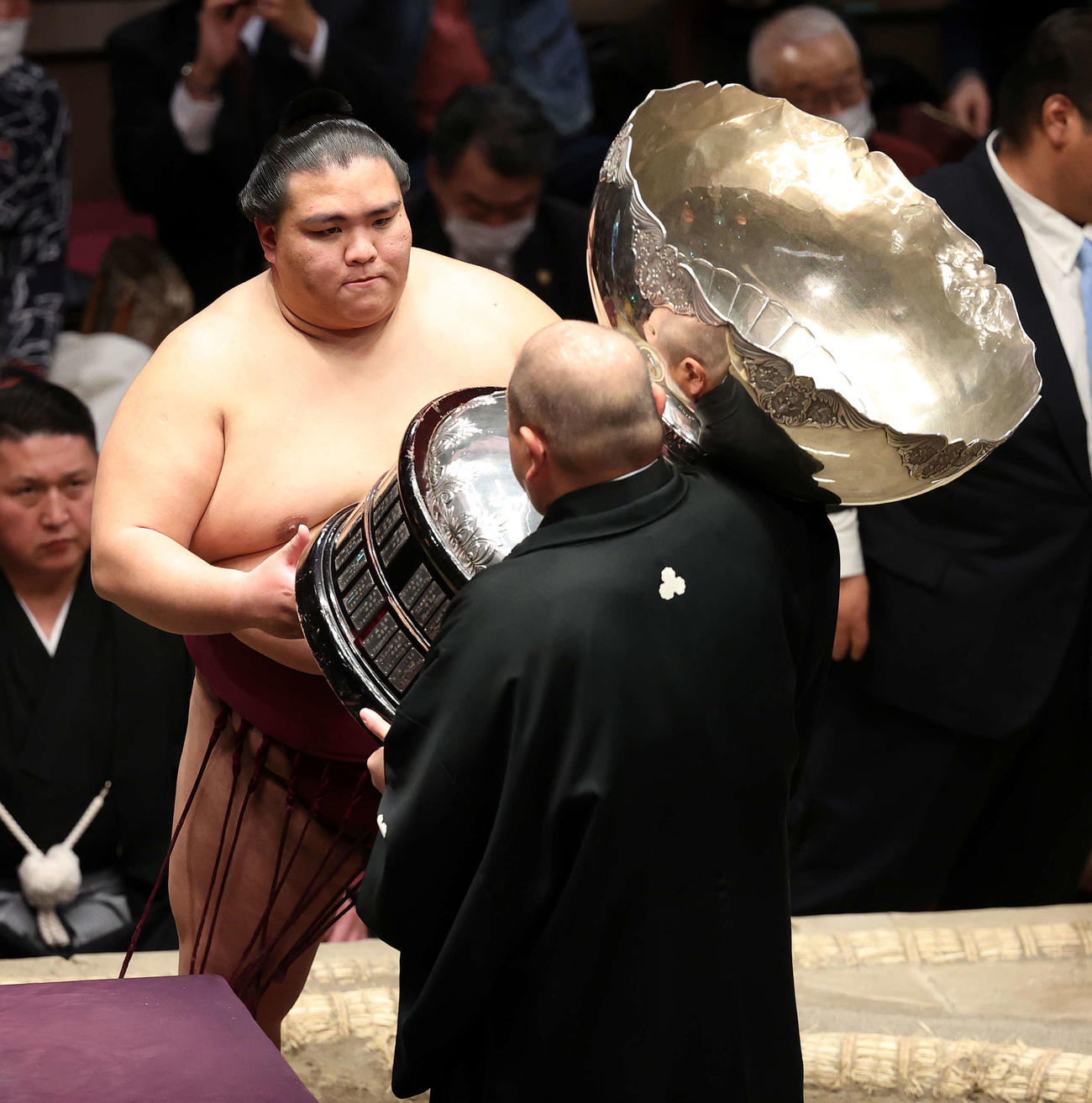八角理事長（手前）から内閣総理大臣杯を受け取る御嶽海（撮影・鈴木正人）