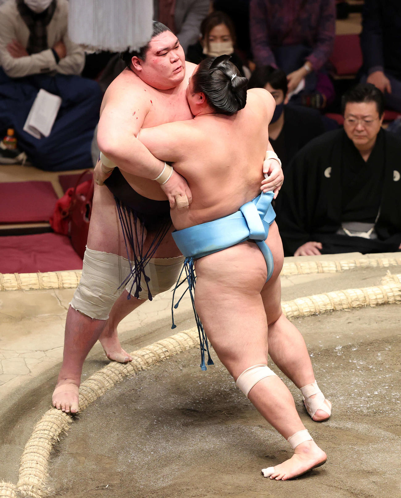 矢後（左）を寄り切りで破る琴勝峰（撮影・鈴木正人）
