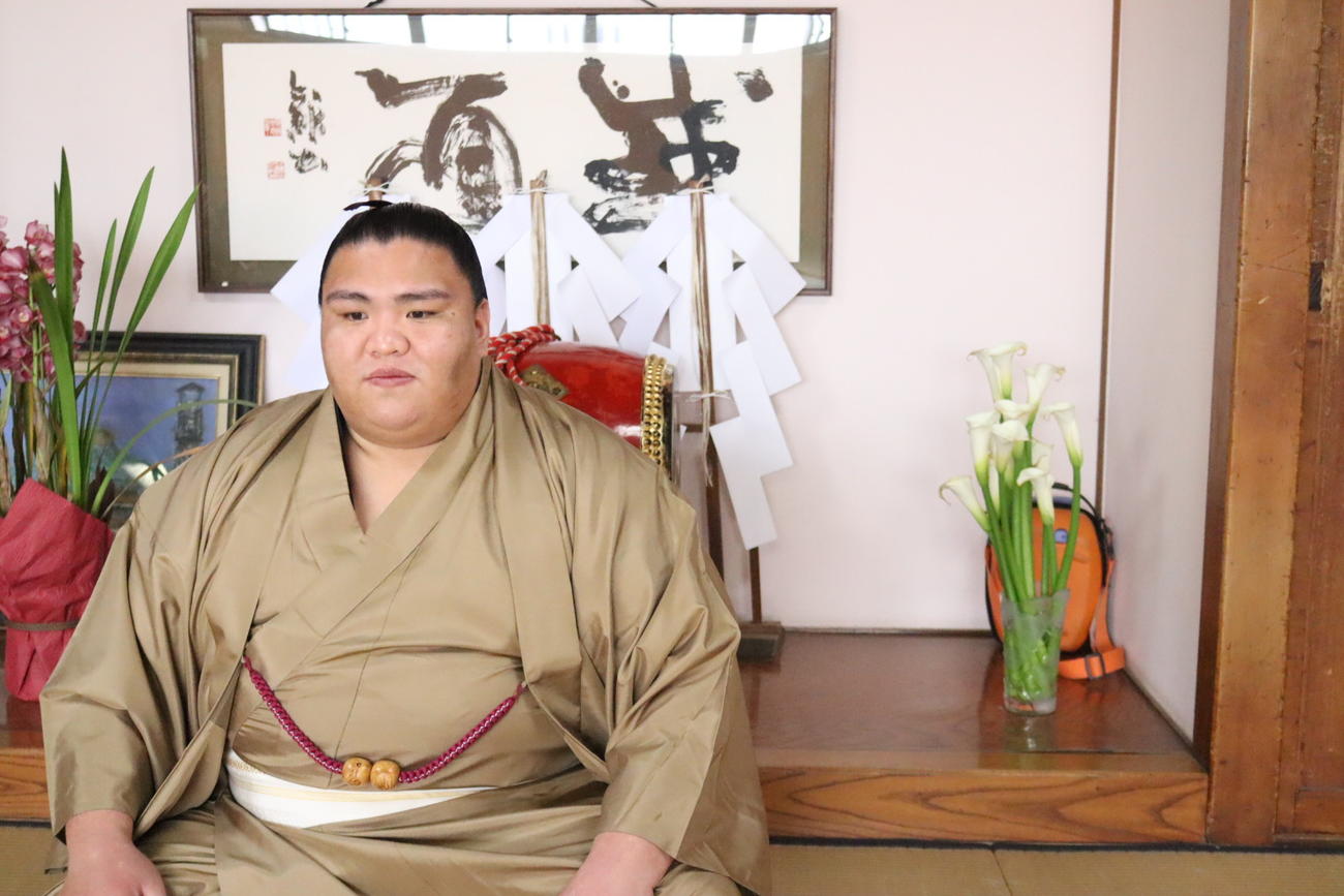3度目の優勝から一夜明けてオンライン形式の会見に臨む御嶽海（日本相撲協会提供）