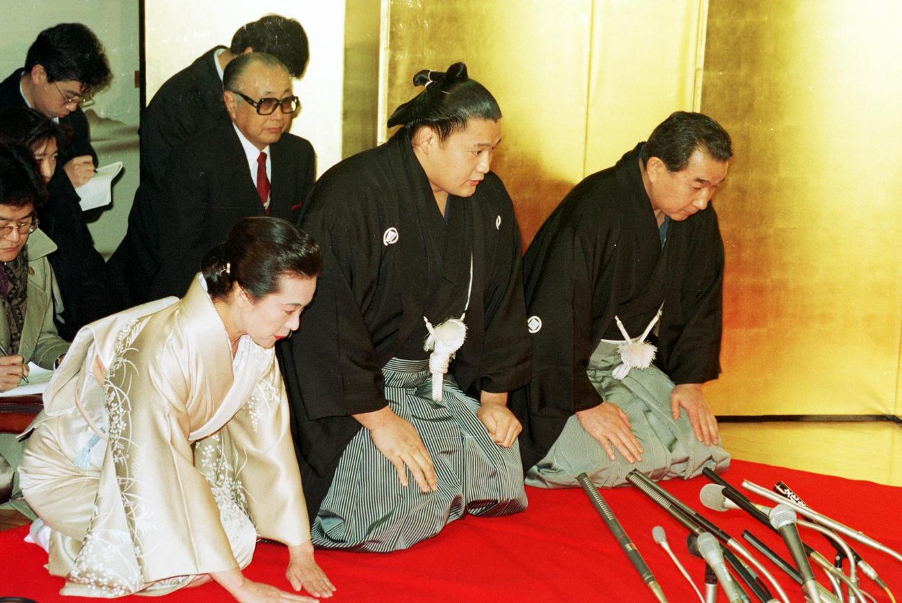 平成5年、貴花田（中央）の大関昇進の報を一緒に受ける藤島親方（右）（1993年1月27日撮影）