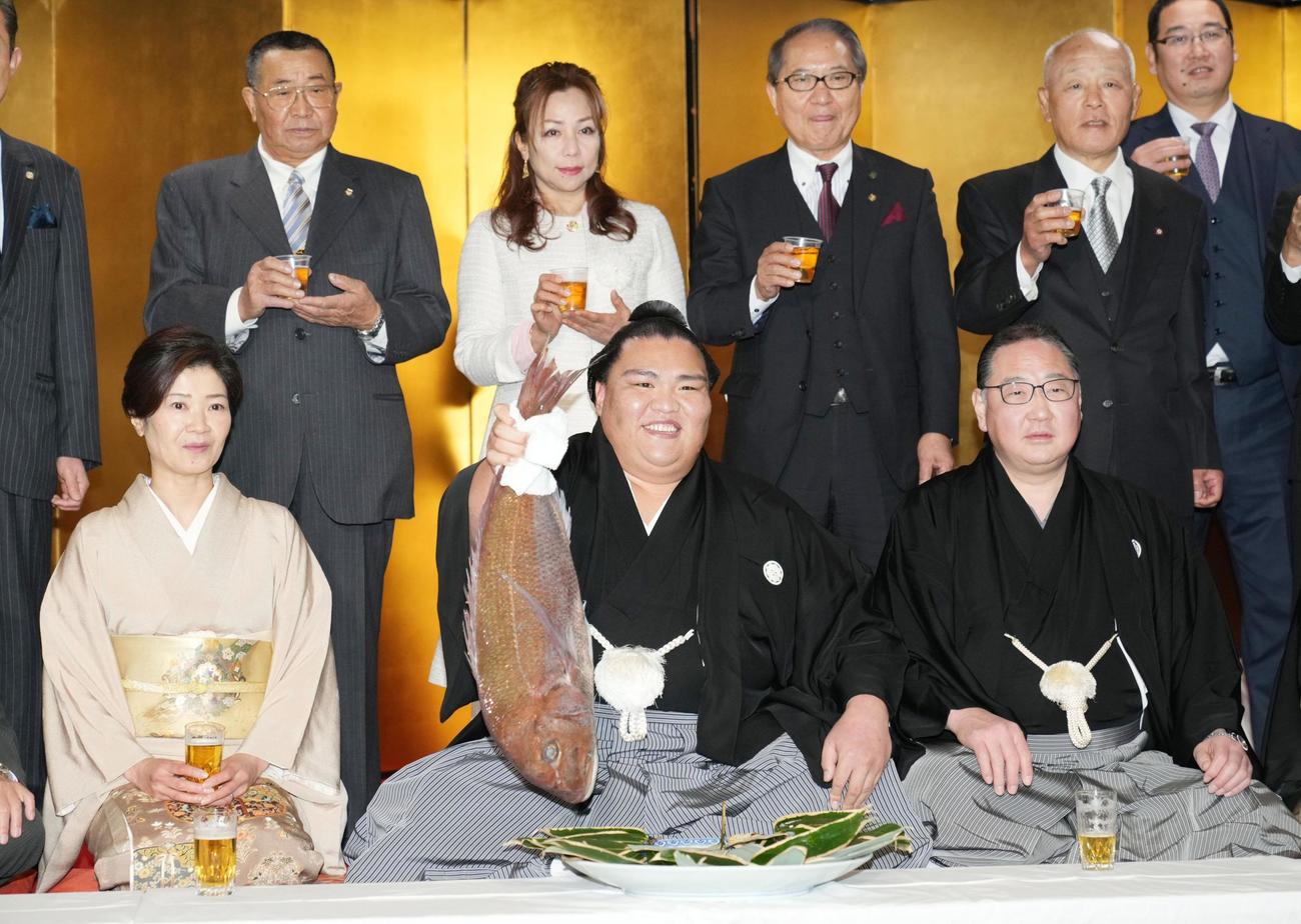 大関昇進の伝達を受け、笑顔の御嶽海（代表撮影）（共同）