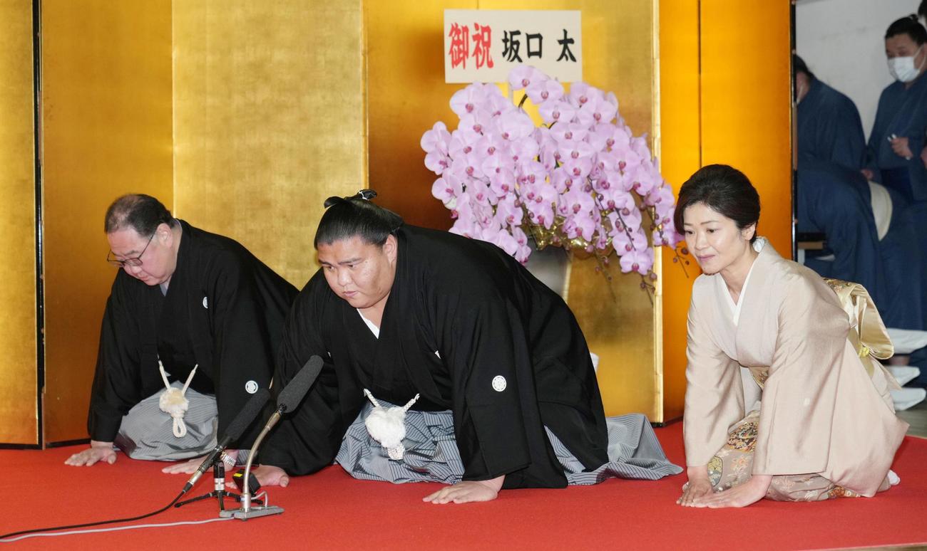 大関昇進の伝達を受け、口上を述べる御嶽海（中央、代表撮影）（共同）