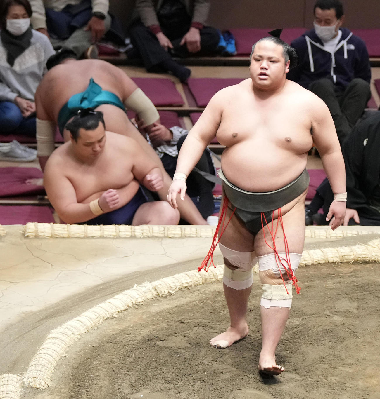 島津海（右）は琴裕将を押し出しで破る（2022年1月19日撮影）