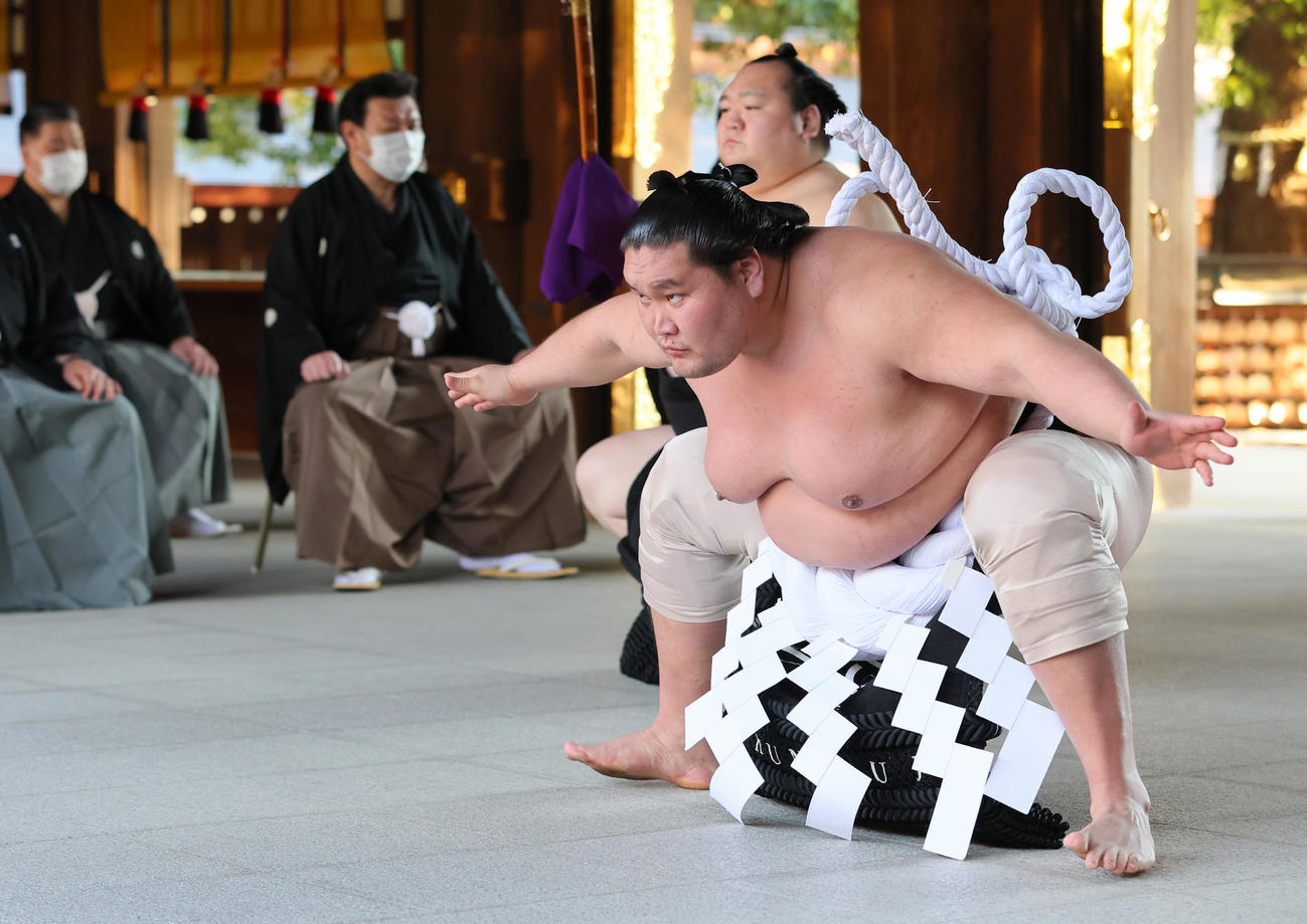 奉納土俵入りを披露する横綱照ノ富士（代表撮影）