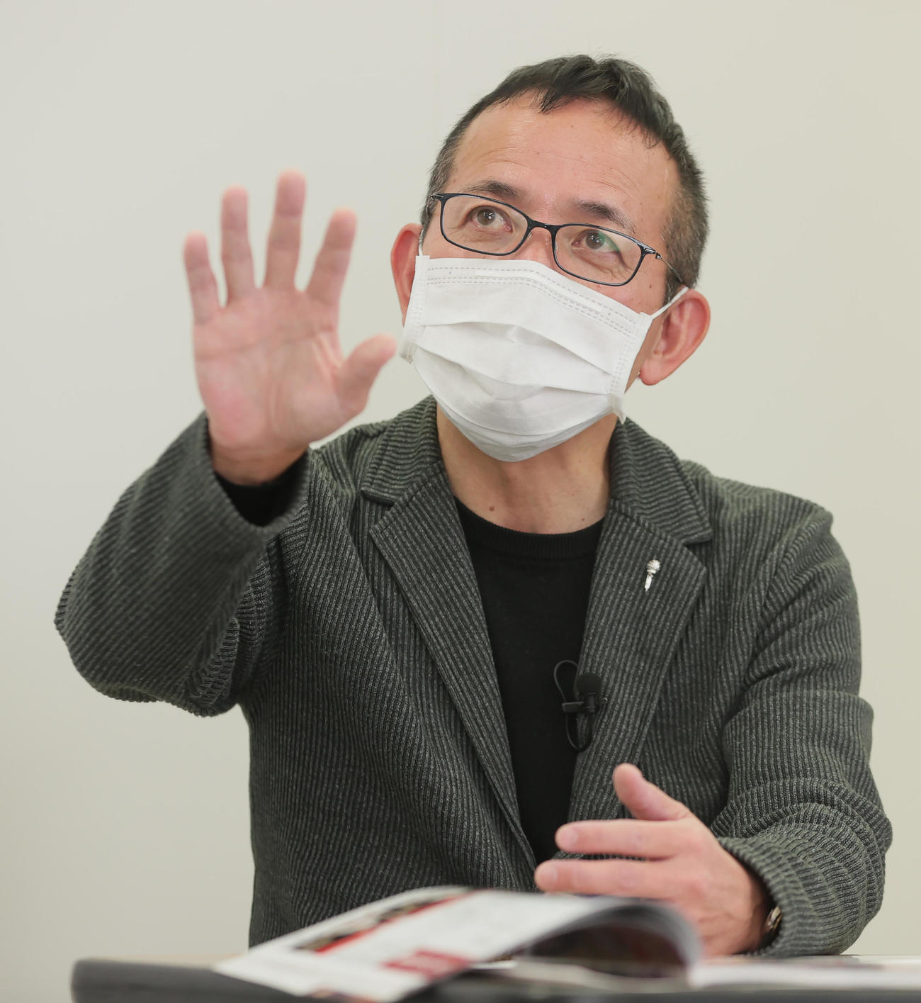 インタビューに応じる元NHKアナウンサーの藤井康生さん（撮影・野上伸悟）