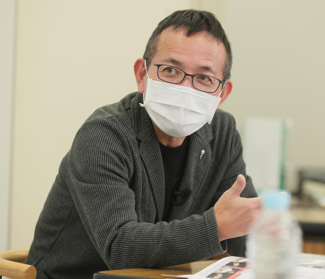 インタビューに応じる元NHKアナウンサーの藤井康生さん（撮影・野上伸悟）