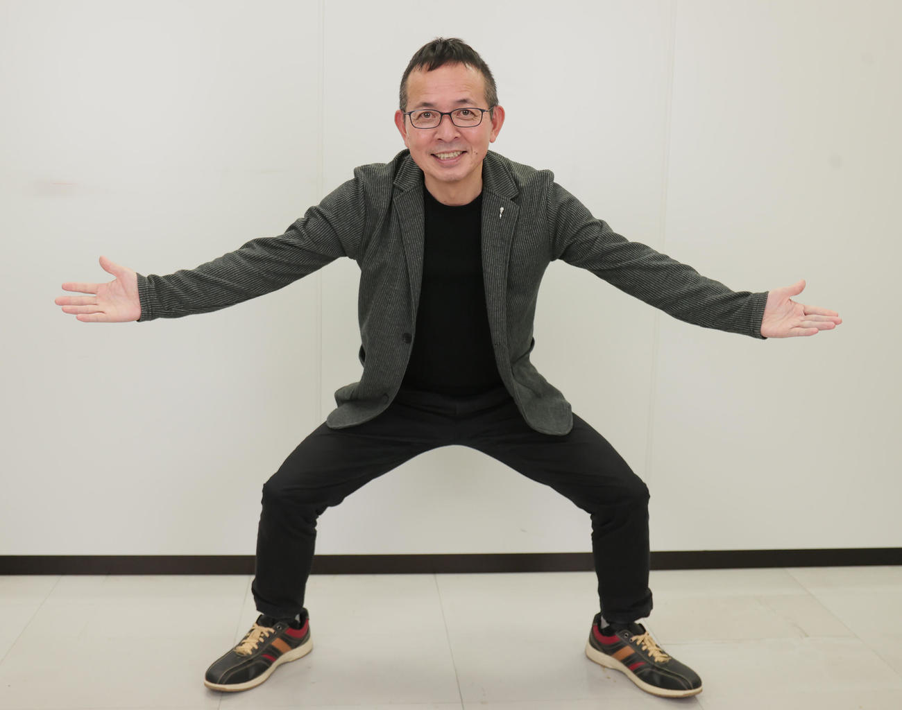 元NHKの藤井康生アナウンサーは、笑顔で土俵入りポーズ（撮影・野上伸悟）