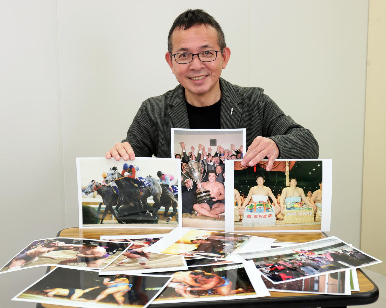 思い出の写真を前に笑顔を見せる元NHKの藤井アナウンサー（撮影・野上伸悟）