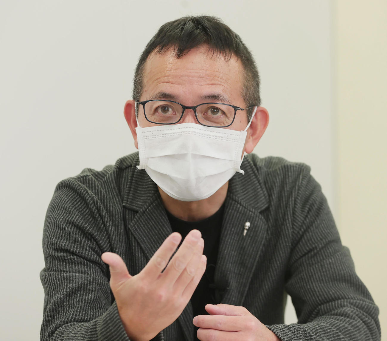 インタビューに応じる元NHKアナウンサーの藤井康生さん（撮影・野上伸悟）