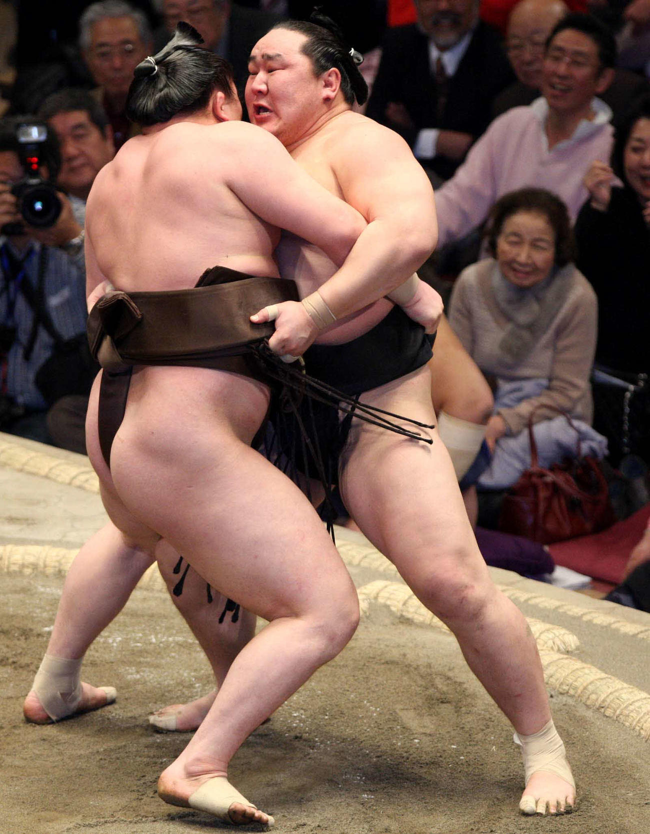 白鵬（左）と朝青龍（2008年1月27日撮影）
