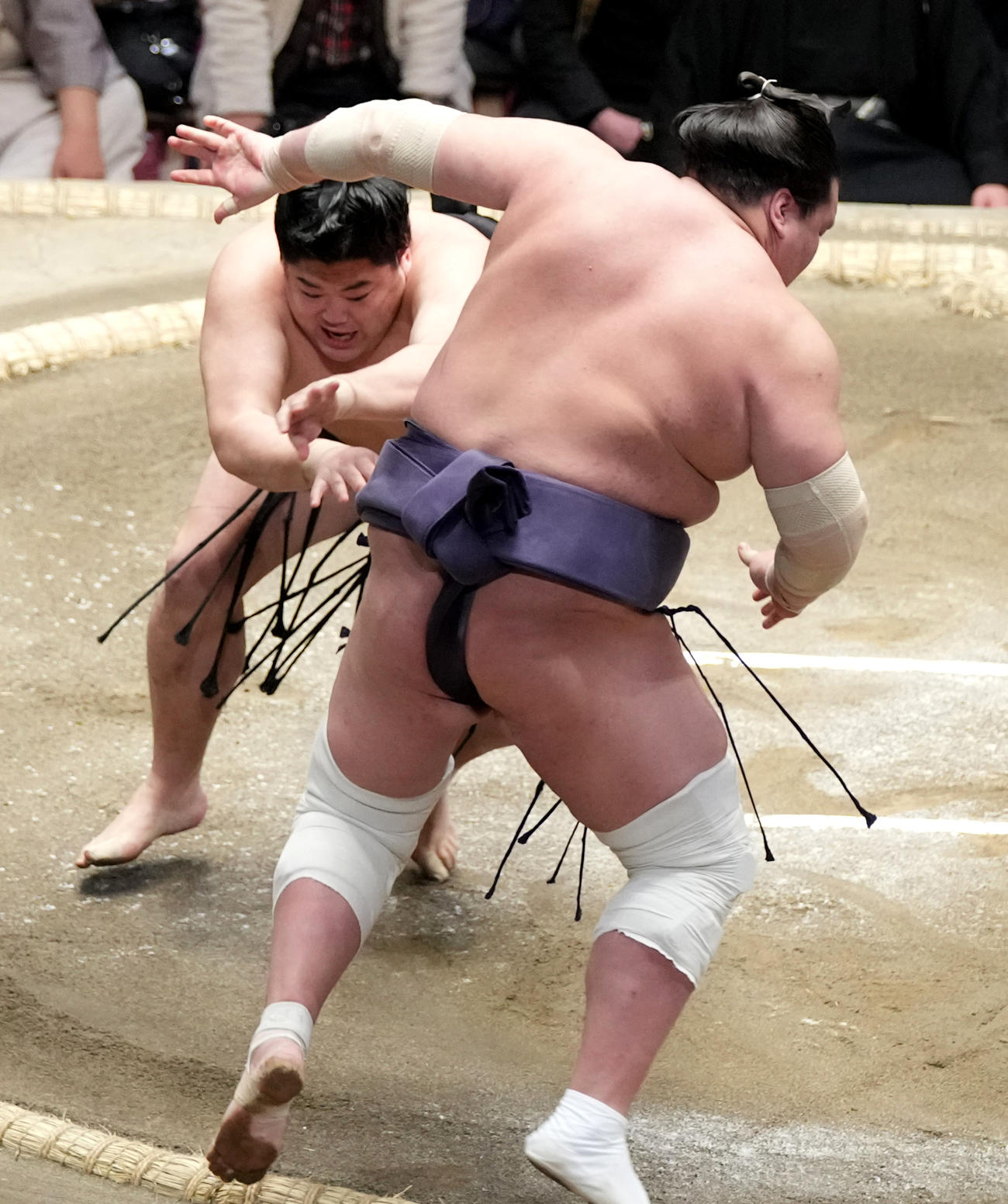 初場所14日目、照ノ富士を押し出しで破る阿炎