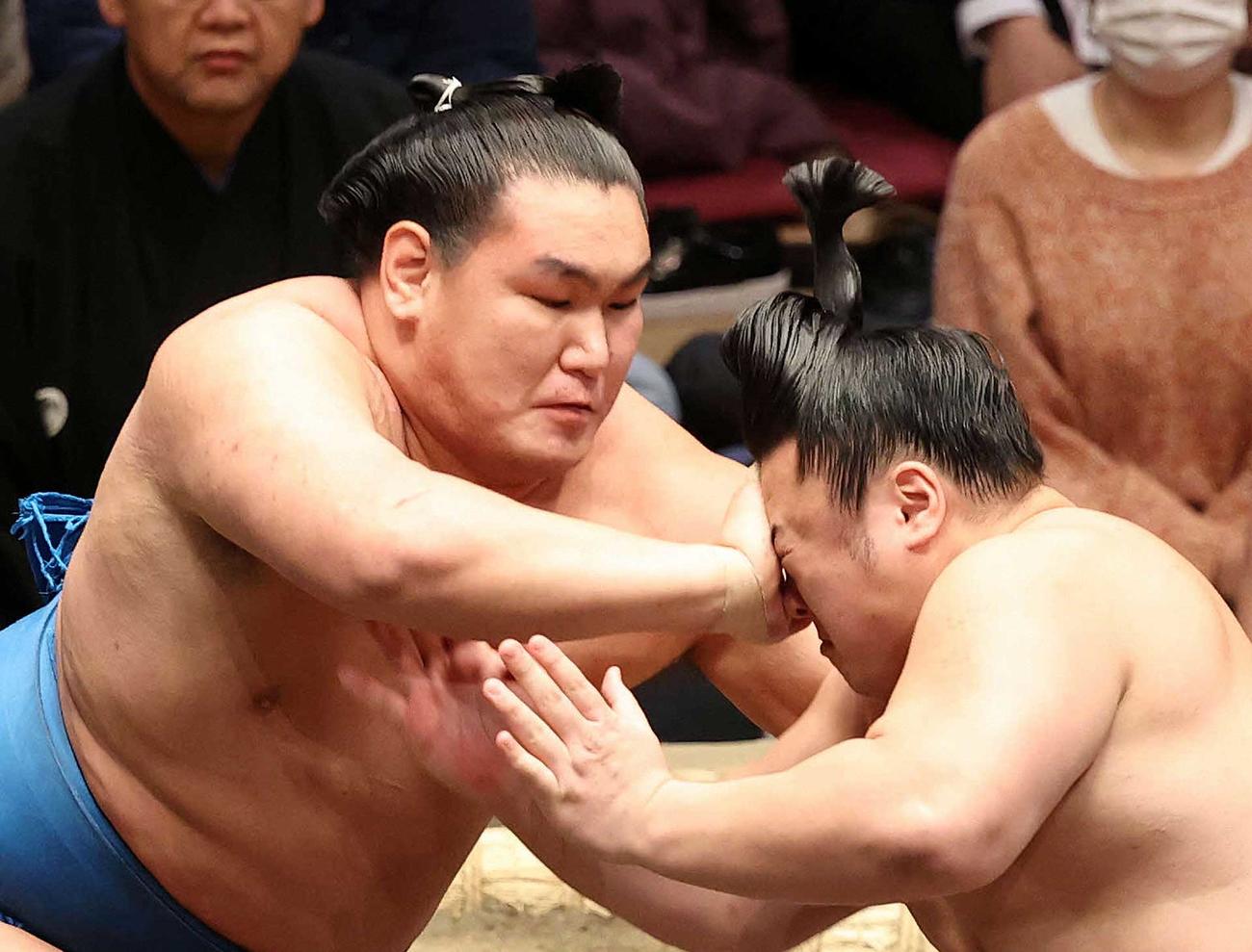 大相撲初場所５日目、翔猿（右）を攻める豊昇龍（撮影・鈴木正人）
