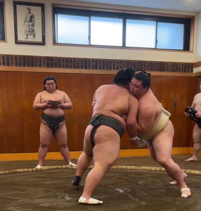 春場所に向けて若い衆を相手に稽古に励む正代（右）（日本相撲協会提供）