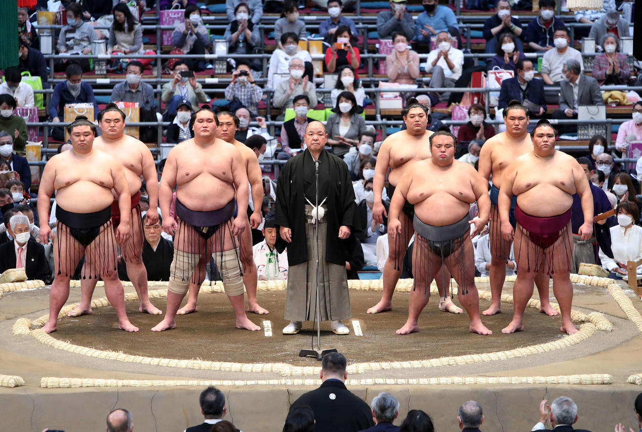 協会あいさつする八角理事長（中央）、前列左から正代、照ノ富士、貴景勝、御嶽海、後列左から隆の勝、若隆景、阿炎、豊昇龍（撮影・鈴木正人）