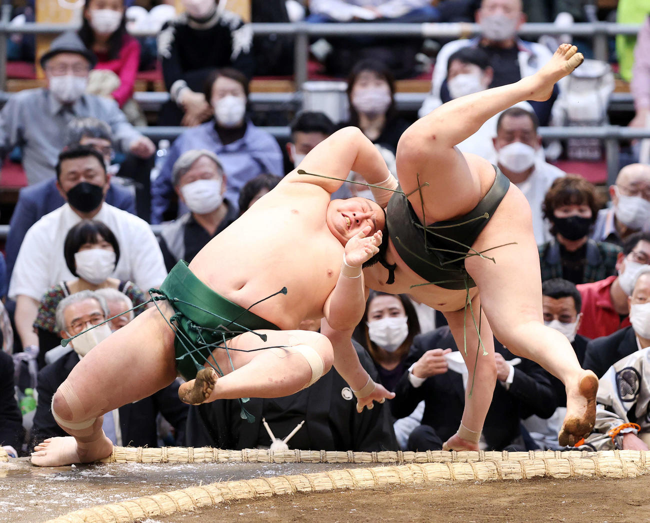 佐田の海（左）を首投げで破る千代翔馬（撮影・鈴木正人）
