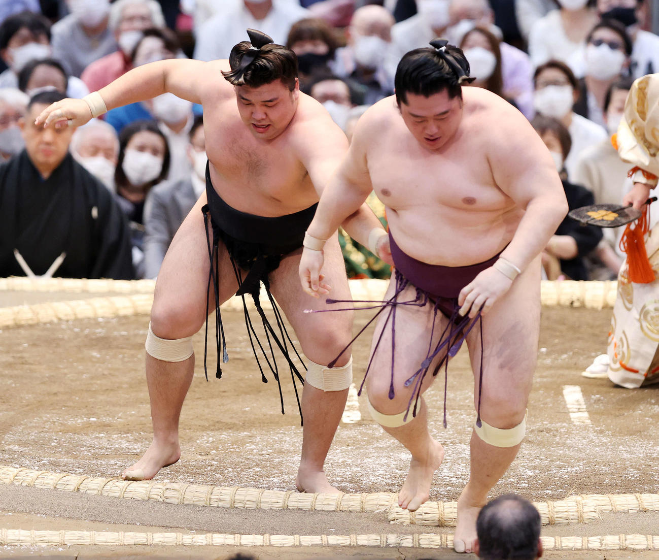遠藤（右）を寄り切りで破る霧馬山（撮影・鈴木正人）