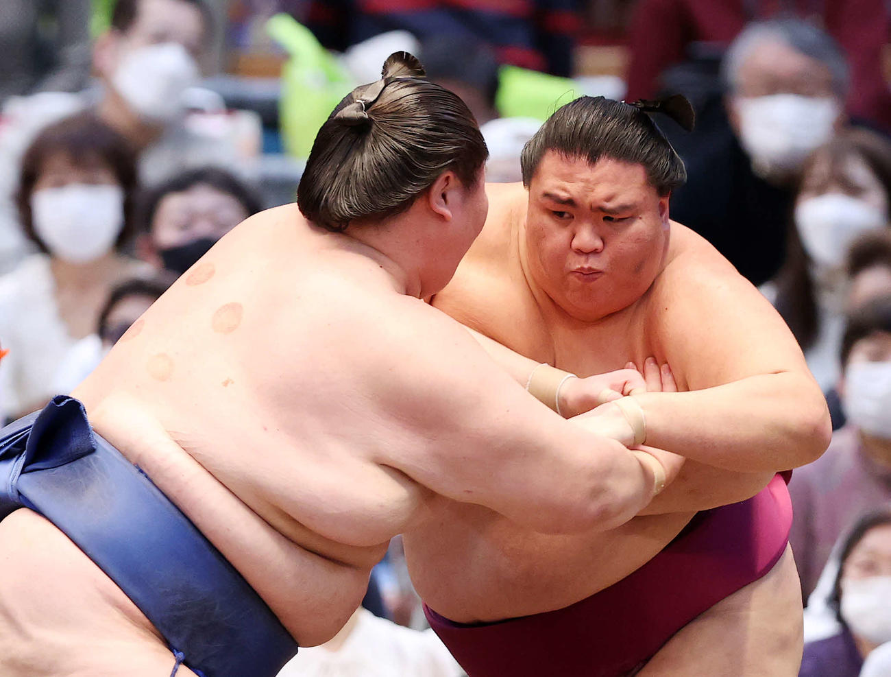 逸ノ城（左）を攻める御嶽海（撮影・鈴木正人）