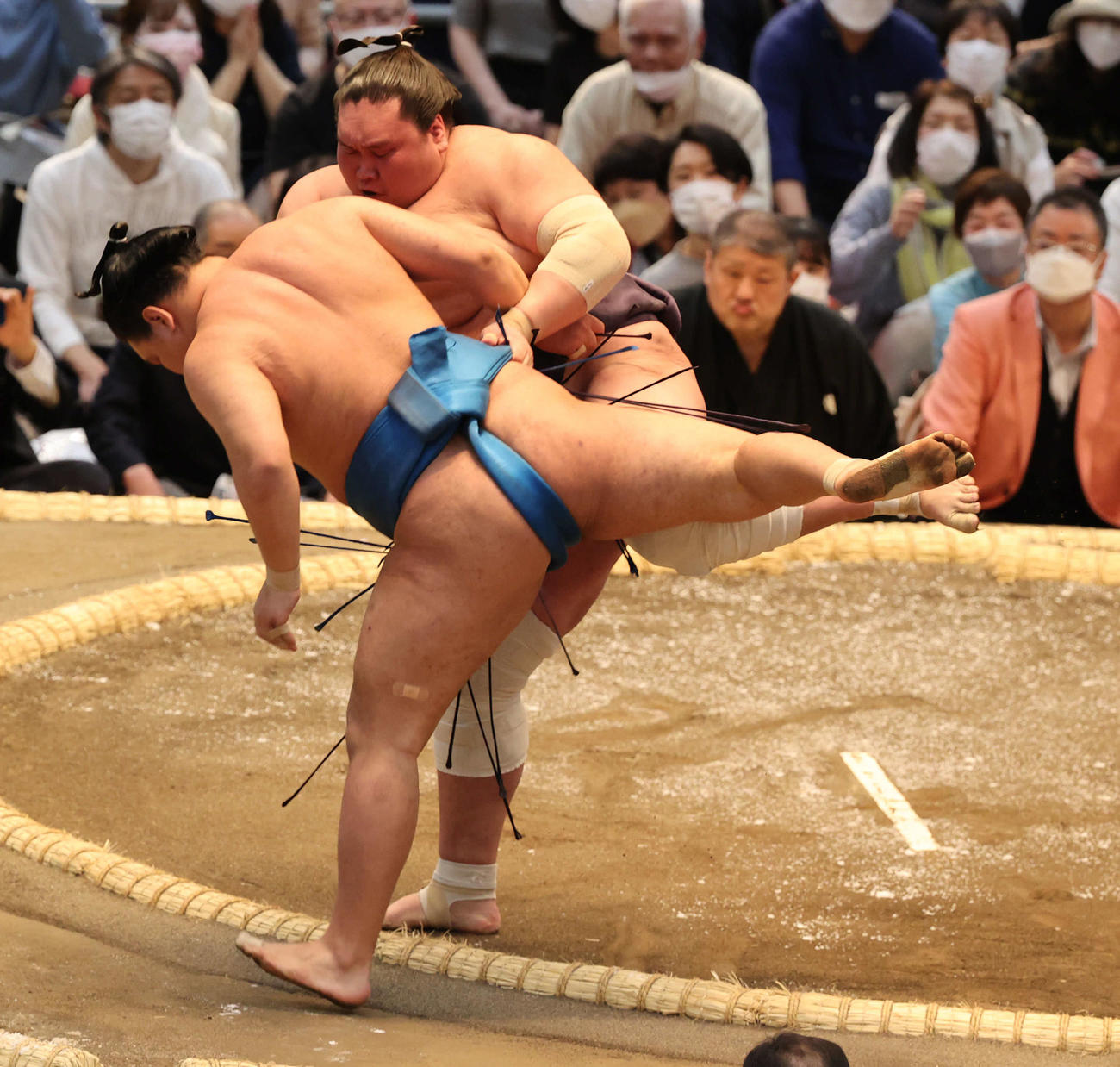 照ノ富士が豊昇龍を寄り切る（撮影・渦原淳）