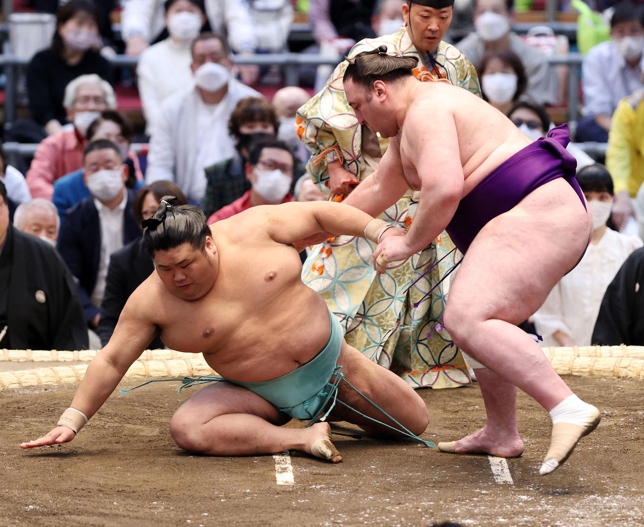 天空海（左）を押し倒しで破る栃ノ心（撮影・鈴木正人）
