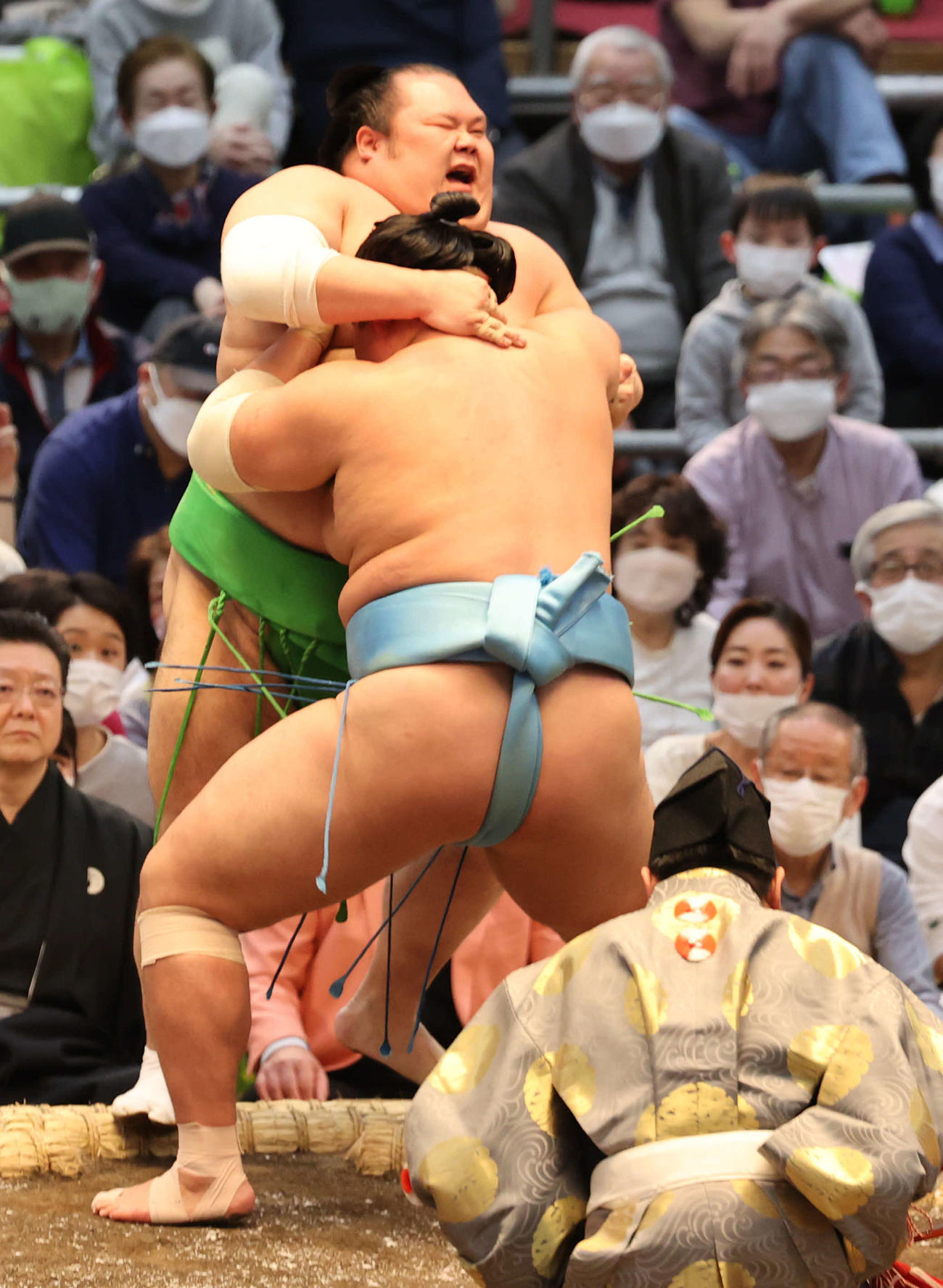 千代丸を押し出す琴勝峰（撮影・渦原淳）