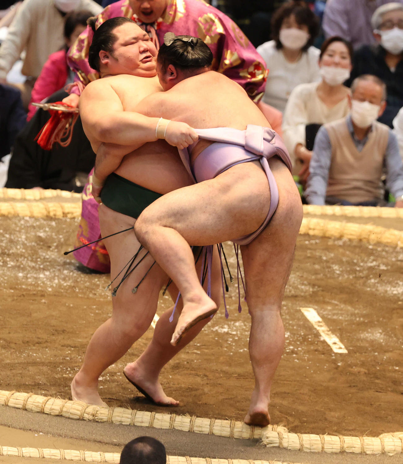 琴恵光をつり出す千代大龍（撮影・渦原淳）