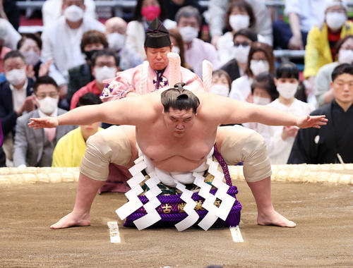 土俵入りする照ノ富士（撮影・鈴木正人）