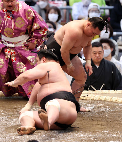妙義龍（手前）を引き落としで破る照強（撮影・鈴木正人）