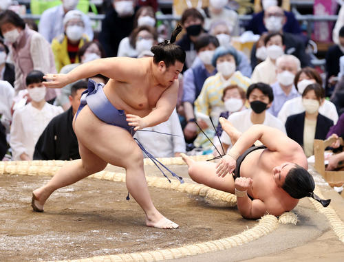 若元春（右）を押し倒しで破る翔猿（撮影・鈴木正人）