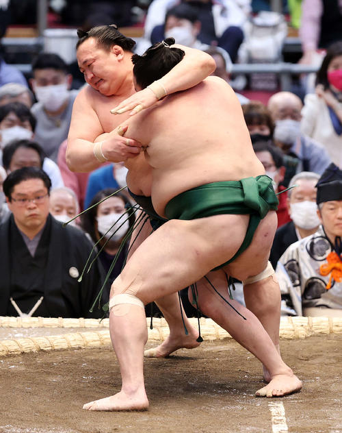 佐田の海（手前）を首投げで破る千代翔馬（撮影・鈴木正人）