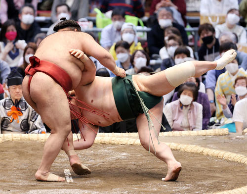 隠岐の海（右）を上手投げで破る高安（撮影・鈴木正人）