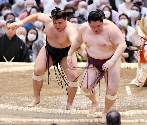 遠藤（右）を寄り切りで破る霧馬山（撮影・鈴木正人）