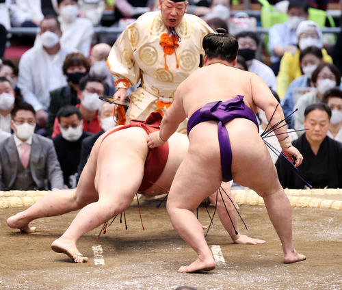 隆の勝（後方）を上手出し投げで破る明生（撮影・鈴木正人）