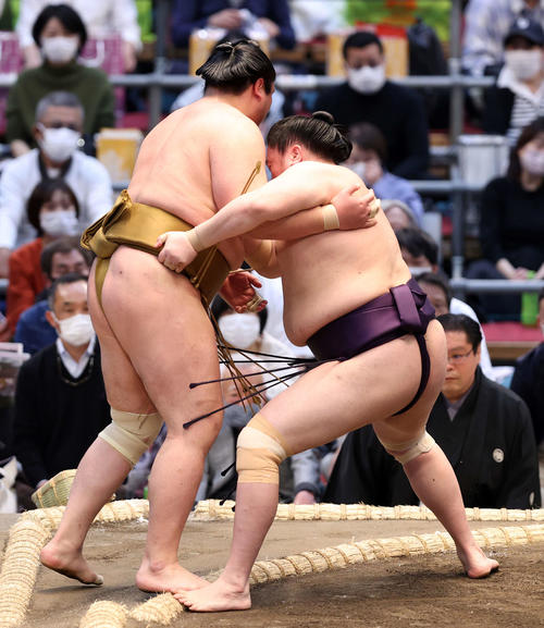 輝（左）を寄り切りで破る一山本（撮影・鈴木正人）