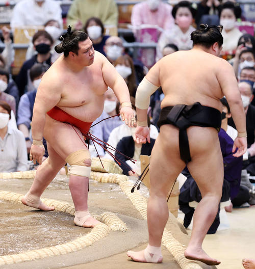 阿炎（右）を押し出しで破った阿武咲（撮影・鈴木正人）