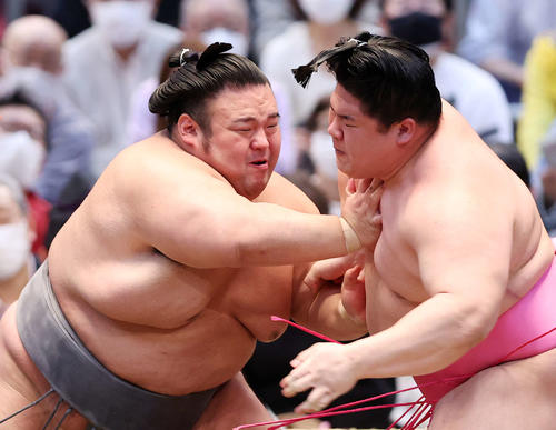 宇良（右）を攻める貴景勝（撮影・鈴木正人）