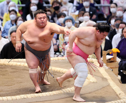 宇良（右）を押し出しで破る貴景勝（撮影・鈴木正人）