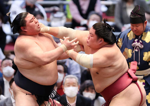 正代（左）を激しく攻める大栄翔（撮影・鈴木正人）