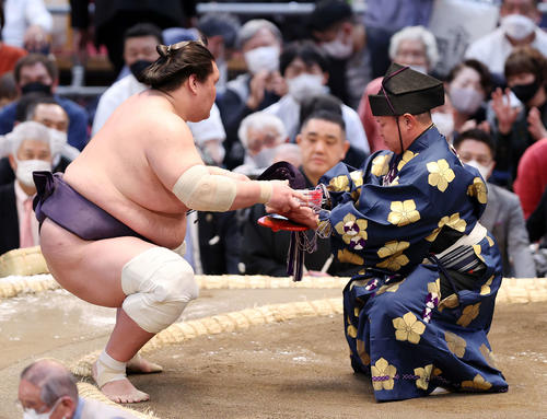 懸賞金を受け取る照ノ富士（撮影・鈴木正人）