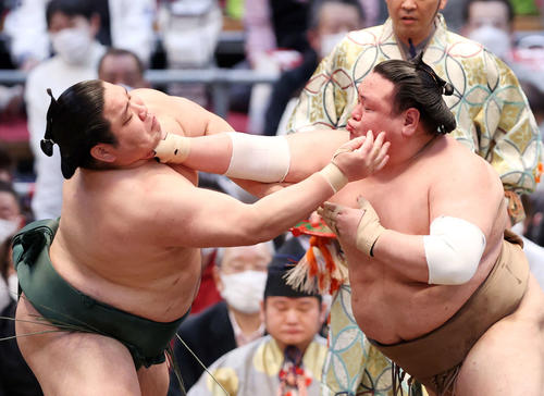 荒篤山（右）の攻めを耐える錦木（撮影・鈴木正人）